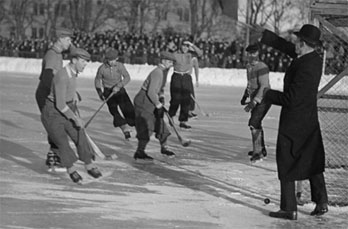 IFK Uppsala och IF Vesta spelar bandy på Studenternas IP 1934. (Folkrörelsearkivet för Uppsala län).