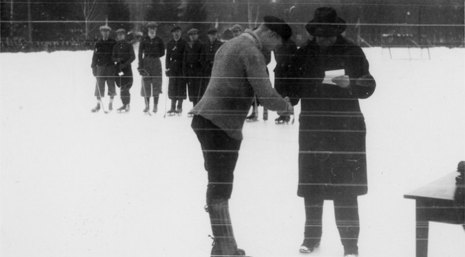 Sven "Sleven" Säfwenberg mottar Svenska Dagbladets bragdguld för "lysande ledarskap av IFK Uppsalas bandylag" 1933.