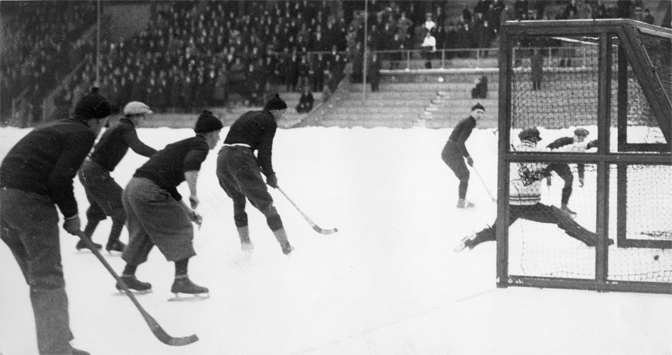 Bror Öberg gör 5-0 på IF Göta i SM-finalen 1933. Målet kom i den andra halvlekens fjärde minut. Den 17-årige Öberg svarade för fem av IFK Uppsalas mål i finalen. Foto: Fam. Lindqvists samlingar.